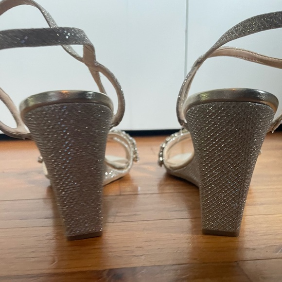 LAST CHANCE Like NEW Badgley Mischka wedge special occasion heels wedding 8 gold - Picture 3 of 5